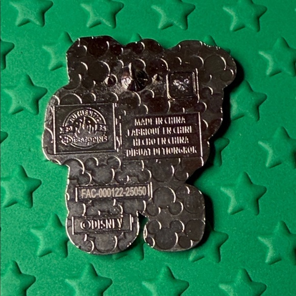 Disney Goofy 2025 Mystery Pin - Picture 2 of 2